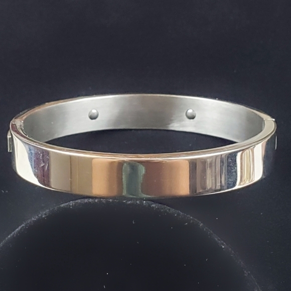 Jacqueline The Rustic Cuff Bracelet Shiny Silver Gold Tone Hinged ID ~6 7/8" - Picture 3 of 9